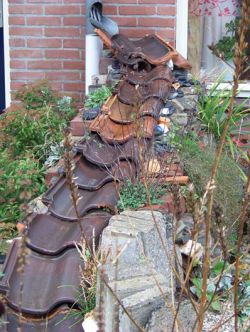 Een watergoot van dakpannen Acacia Groenkunst