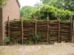 Takkenril als schutting. Foto: Tuin van de buren