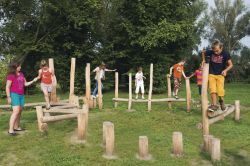 Speelaanleiding van Robinia hout, project Welles Hout